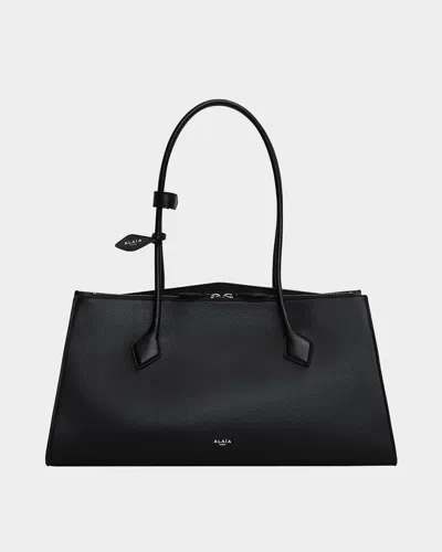 Alaïa Le Teckel Shoulder Bag In Grained Leather In Noir