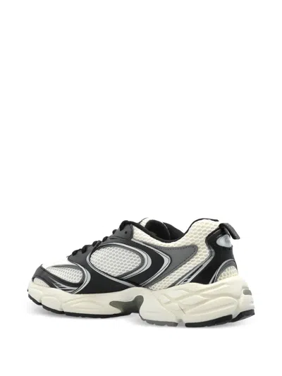 网面系带运动鞋