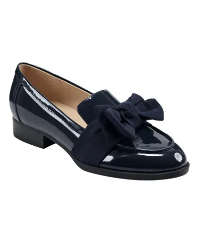 Bandolino Bow Loafer In Navy Patent