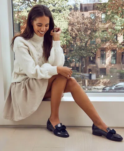 Bandolino Bow Loafer In Navy Patent