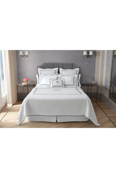 Matouk Classic Chain Scallop Matelasse Full/queen Coverlet In Ivory/white