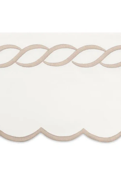 Matouk Classic Chain Scallop 600 Thread Count Flat Sheet In Dune