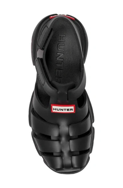 Hunter Belah Lug Sole Fisherman Sandal In Black