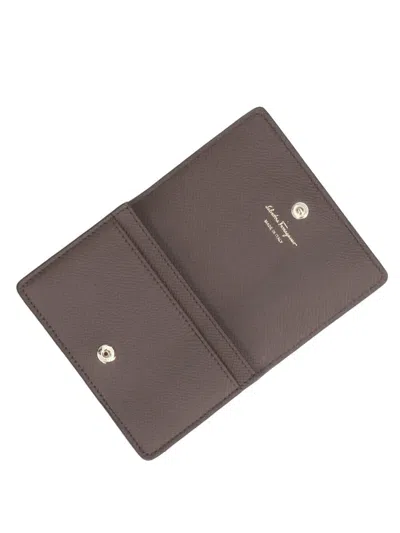 Ferragamo Gancini Logo-plaque Leather Wallet In Beige