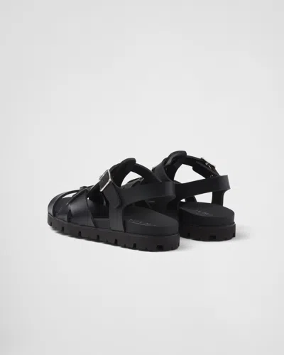 Prada Sandalen Aus Gummi Mit Gekreuztem Band In Schwarz