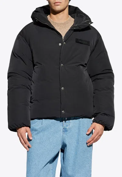 Jacquemus Logo Patch Hooded Puffer Jacket In Black