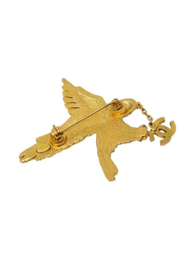 Pre-owned Chanel 2001 Cc Eagle Brooch In Gold