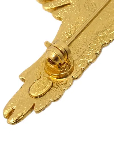 Pre-owned Chanel 2001 Cc Eagle Brooch In Gold