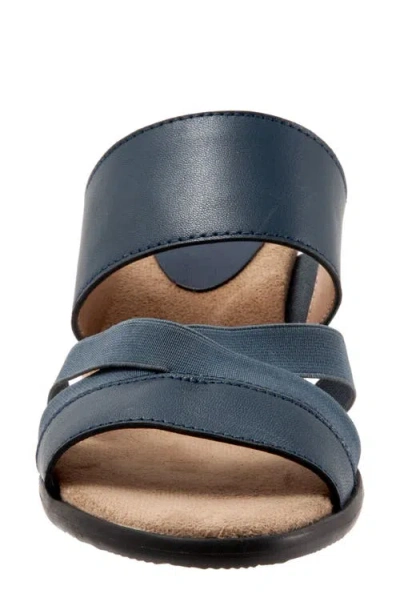 Trotters Maxine Slide Sandal In Navy