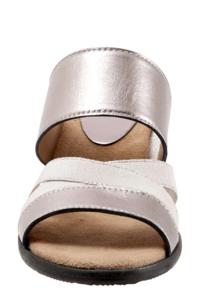 Trotters Maxine Slide Sandal In Pewter Metallic