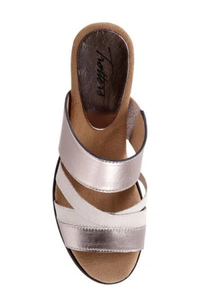 Trotters Maxine Slide Sandal In Pewter Metallic