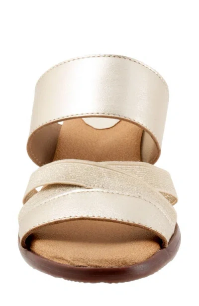 Trotters Maxine Slide Sandal In Gold Metallic
