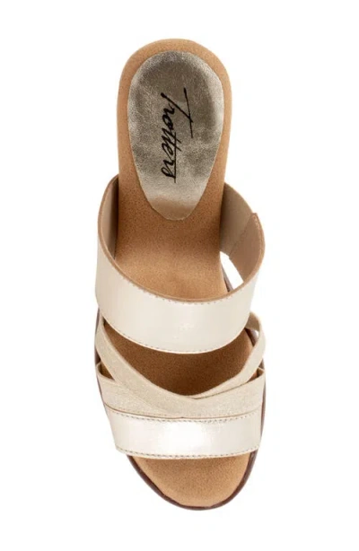 Trotters Maxine Slide Sandal In Gold Metallic