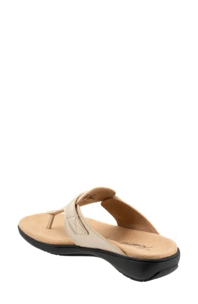 Trotters Robin Flip Flop In Gold Metallic