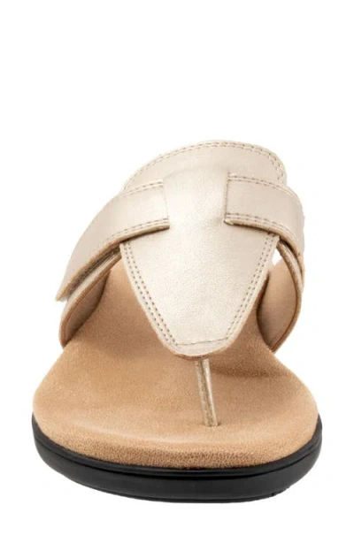 Trotters Robin Flip Flop In Gold Metallic