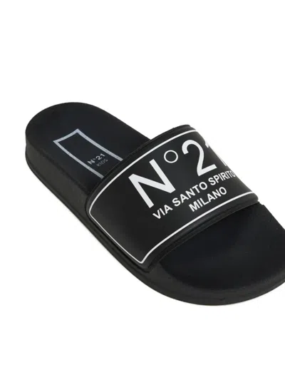 N°21 Logo Slides In Black