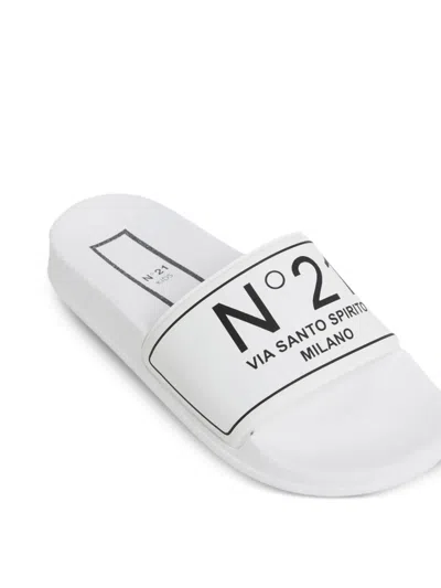 N°21 Logo Slides In White