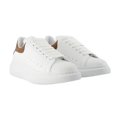 ALEXANDER MCQUEEN ALEXANDER MCQUEEN WHITE CALFSKIN OVERSIZED SNEAKERS WITH CONTRASTING HEEL TAB 