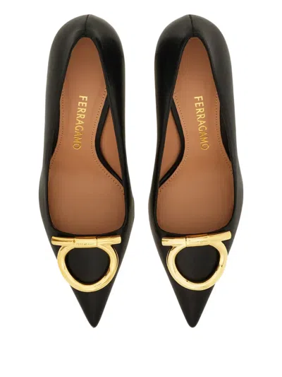 Ferragamo Escarpin Décolleté Maxi Gancini Noir Taille 41 In Black
