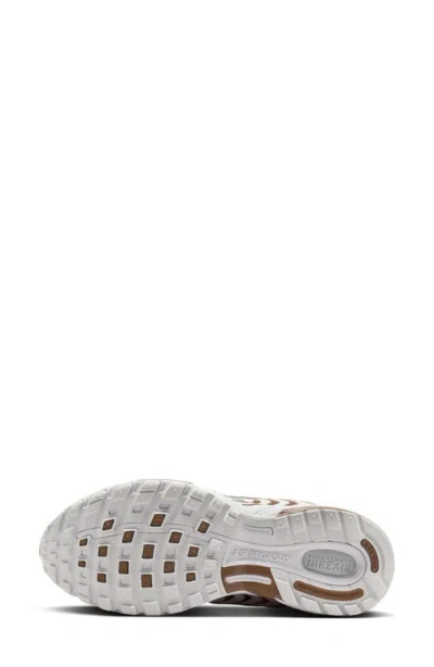 Nike Air Pegasus 2005 Sneaker In White