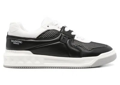 Pre-owned Valentino Garavani Men's Valentino One Stud Lowtop Sneakers In Black/white