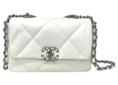 Pre-owned Chanel Women's  22s Lambskin  19 Flap Bag Crossbody Bag Small In White