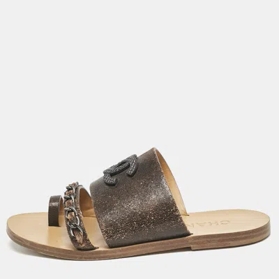 Pre-owned Chanel Brown Textured Leather Chain Link Cc Toe Ring Slides Size 36