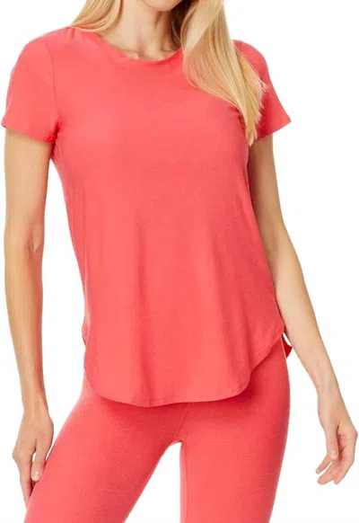 BEYOND YOGA FEATHERWEIGHT ON THE DOWN LOW TEE IN CORAL GLOW HEATHER 