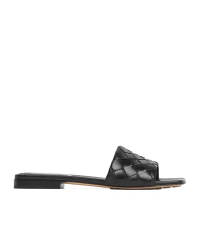 Bottega Veneta Opaque Weave Parco Flat Sandals For Women In Black