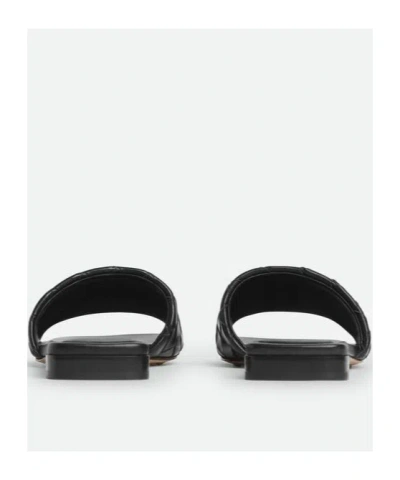 Bottega Veneta Opaque Weave Parco Flat Sandals For Women In Black