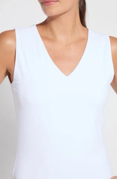 Lyssé Essential V-neck Shell Curvy In White
