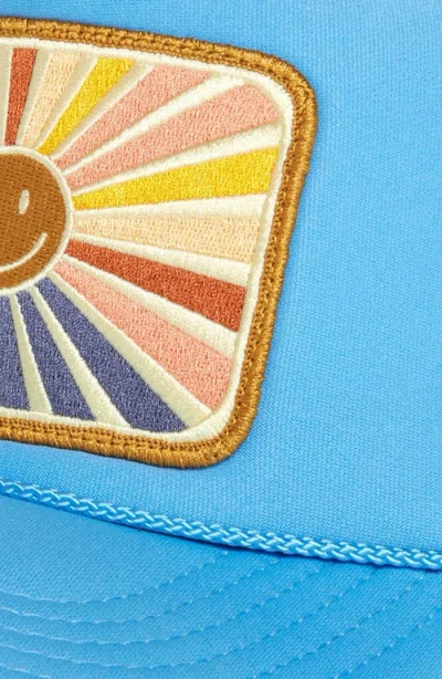 Friday Feelin ' Sunray Smile Patch Trucker Hat In Blue