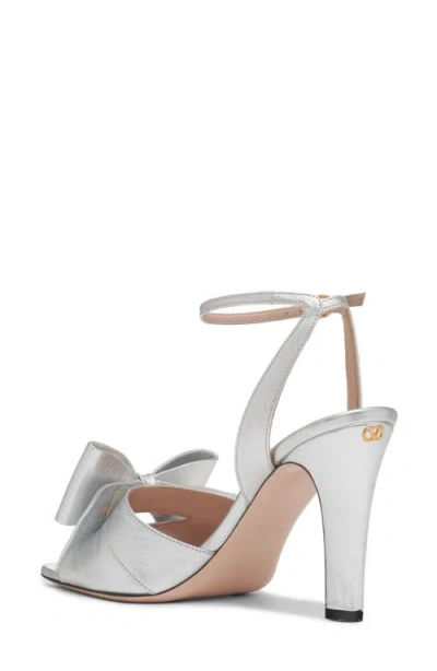 Valentino Garavani Bowow Sandal In Laminated Nappa 95mm Woman Silver 40 In Neutral