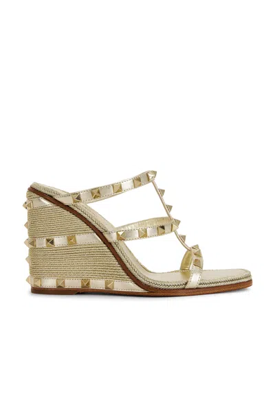 Valentino Garavani Rockstud Wedge Sandal In Laminated Nappa With Cornely Embroidery 100mm Woman Plat In Platinum