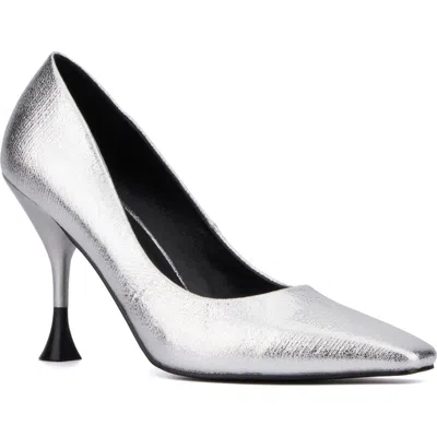 Torgeis Kamana Womens Square Closed Toe Flared Heel Pumps