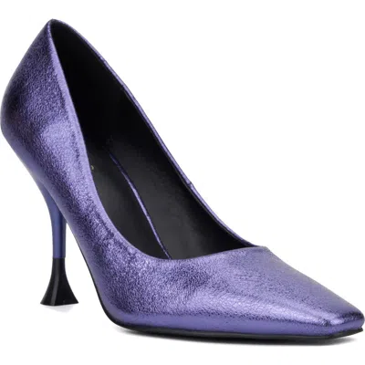 Torgeis Kamana Womens Square Closed Toe Flared Heel Pumps