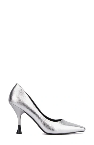 Torgeis Kamana Womens Square Closed Toe Flared Heel Pumps