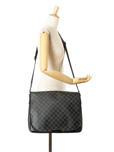 Pre-owned Louis Vuitton 2011 Damier Graphite Daniel Gm Crossbody Bag