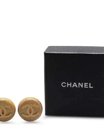 Pre-owned Chanel 1994 Gold Plated Cc Round Clip On Earrings Costume Earrings