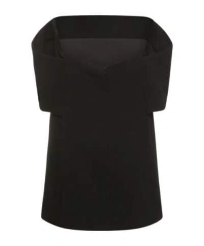 Totême Bare Shoulder Design To Wipe The Chest