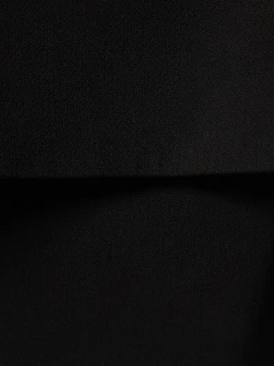 Totême Bare Shoulder Design To Wipe The Chest