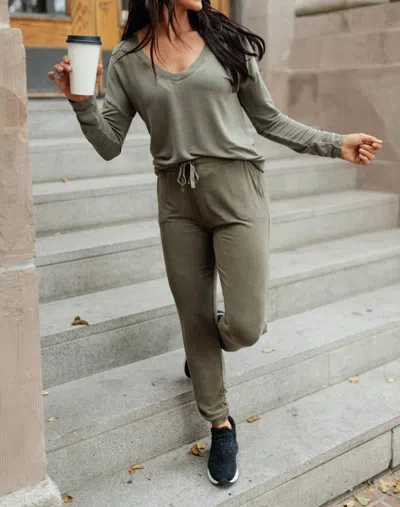 Mono B Essential Lounge Top In Mineral Wash Olive