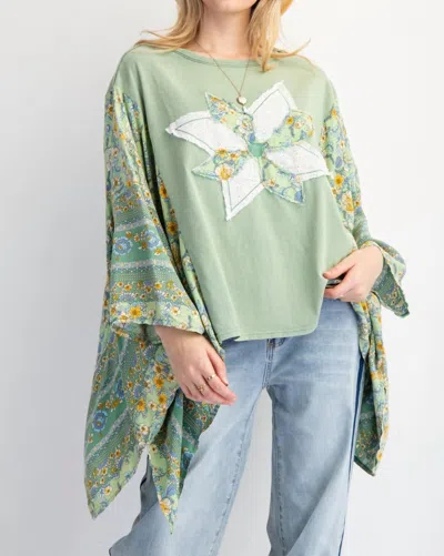 Easel Print Mix Poncho In Sage Green