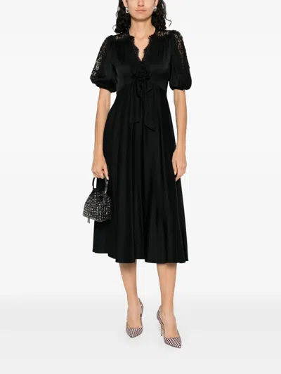 花卉蕾丝连衣裙