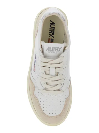 Autry Medalist Low Woman Sneakers