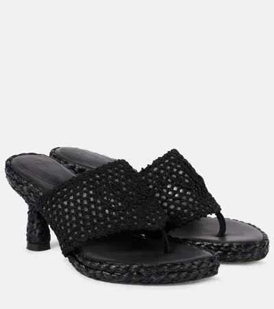 Chloé Isla Crochet Raffia And Leather Thong Sandals In Black