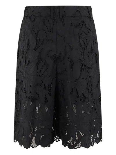 Isabelle Blanche Bermuda Shorts With Floral Patterns