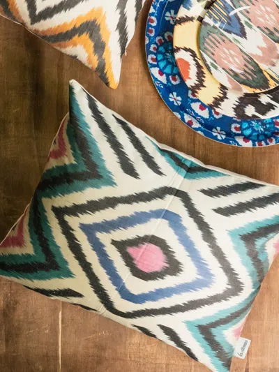 Les-ottomans Ikat Geometric Pattern Decorative Cushion