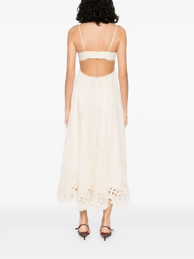 花卉刺绣连衣裙