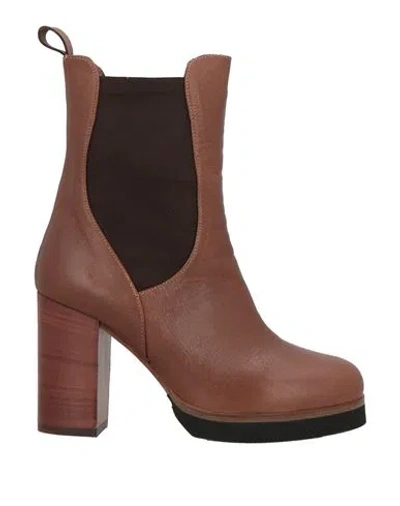 Noa A. Woman Ankle Boots Brown Size 8 Leather